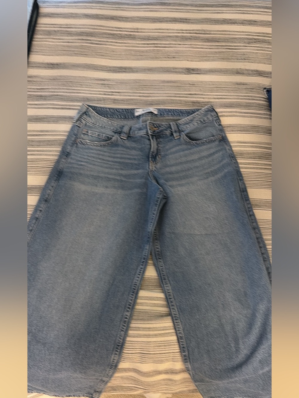 Hollister Light Blue low rise baggy Jeans - size 31